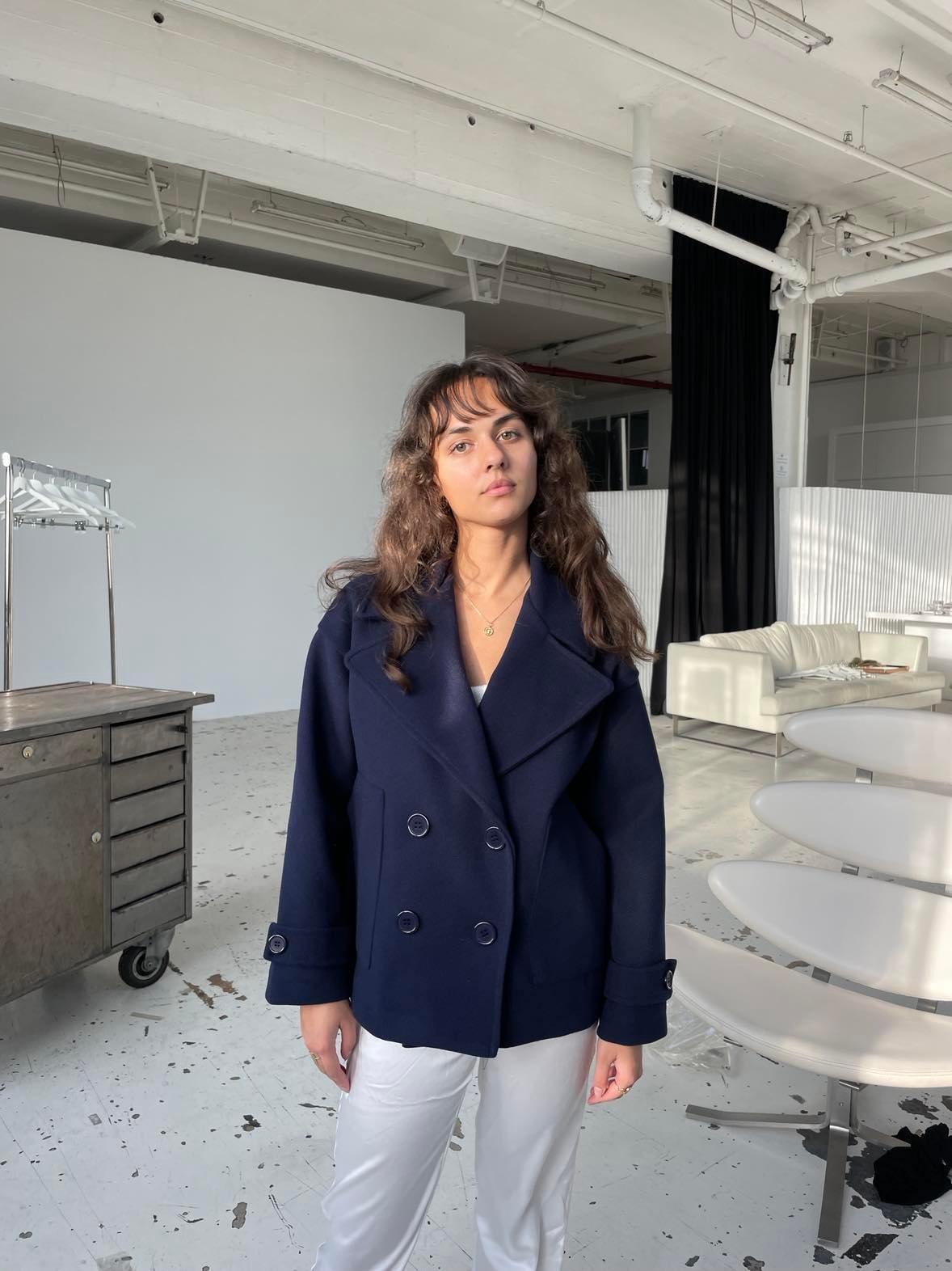 Aranka Jacket voor dames combineert stijl en comfort met een korte, losse pasvorm en brede revers. Voorzien van twee grote zijzakken en een dubbele knoopsluiting voor een verfijnde look. Ideaal voor zowel casual als formele gelegenheden. Gemaakt van duurzaam 100% polyester voor langdurig draagcomfort. De chique mouwdetails en veelzijdige uitstraling maken het de perfecte toevoeging aan elke garderobe. Draag de Yvonne Jacket moeiteloos bij elke outfit.