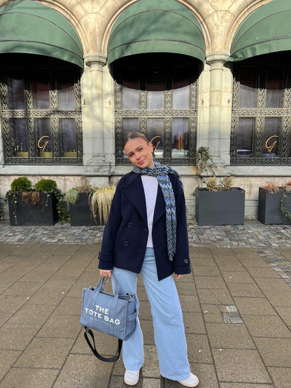 Aranka Jacket voor dames combineert stijl en comfort met een korte, losse pasvorm en brede revers. Voorzien van twee grote zijzakken en een dubbele knoopsluiting voor een verfijnde look. Ideaal voor zowel casual als formele gelegenheden. Gemaakt van duurzaam 100% polyester voor langdurig draagcomfort. De chique mouwdetails en veelzijdige uitstraling maken het de perfecte toevoeging aan elke garderobe. Draag de Yvonne Jacket moeiteloos bij elke outfit.