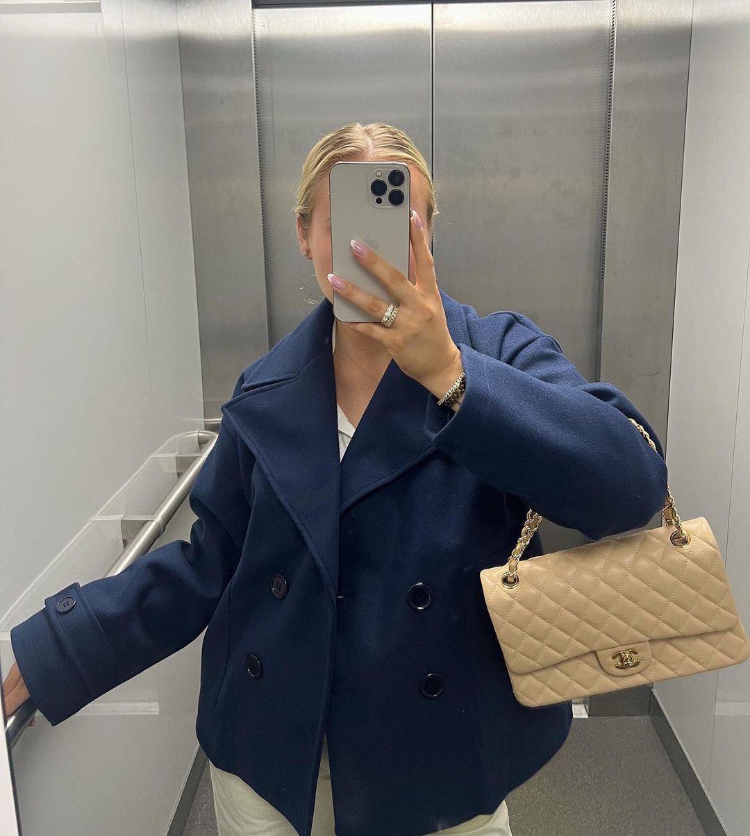 Aranka Jacket voor dames combineert stijl en comfort met een korte, losse pasvorm en brede revers. Voorzien van twee grote zijzakken en een dubbele knoopsluiting voor een verfijnde look. Ideaal voor zowel casual als formele gelegenheden. Gemaakt van duurzaam 100% polyester voor langdurig draagcomfort. De chique mouwdetails en veelzijdige uitstraling maken het de perfecte toevoeging aan elke garderobe. Draag de Yvonne Jacket moeiteloos bij elke outfit.