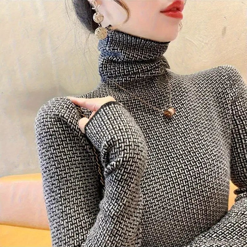 Karina trui met uniek patroon en turtleneck – een must-have voor herfst en winter. Deze elegante trui biedt warmte en comfort dankzij de zachte stretchstof en hoge hals. Perfect voor frisse dagen, gezellige bijeenkomsten of als laag onder jassen. Combineer moeiteloos met jeans, rokken of broeken voor elke gelegenheid. Verkrijgbaar in zwart, maten S-L. Voeg stijl en verfijning toe aan je garderobe met de Karina. Bestel nu!
