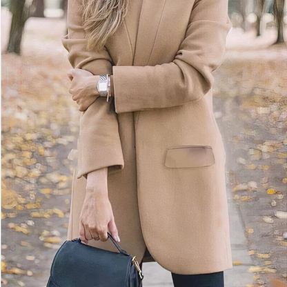 De Amethyst trenchcoat biedt tijdloze verfijning en winterse elegantie. Met een lange, getailleerde pasvorm en veelzijdige kleuren tilt deze jas elke outfit naar een hoger niveau. Ideaal voor casual uitstapjes, werkdagen en buitenwandelingen, terwijl je warm en comfortabel blijft. Verkrijgbaar in khaki, rood, zwart en grijs, maten S-4XL. Voeg stijl en warmte toe aan je wintergarderobe met de Amethyst. Bestel nu en blijf chic tijdens koude dagen!