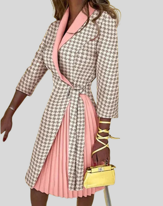 Akini is een elegante knielange blazerjurk met een stijlvolle knoopsluiting en een vrouwelijke plissé rok. Gemaakt van hoogwaardig polyester voor een flatterende pasvorm en ultiem comfort. Perfect voor werk, avondjes uit of formele gelegenheden. Verkrijgbaar in abrikoos, oranje, roze, zwart, stippen en meer, maten S-2XL. Upgrade je garderobe met Akini en straal verfijning en klasse uit. Bestel nu en maak een stijlvolle indruk bij elke gelegenheid!