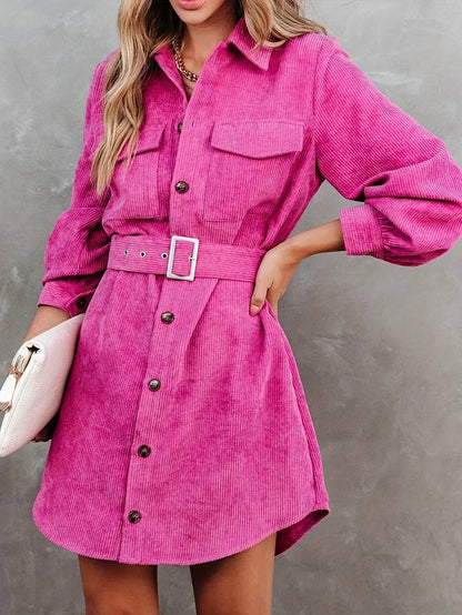 Flona mini-jurk: elegante jurk met lange mouwen, knoopsluiting en bijpassende riem voor een flatterende pasvorm. Gemaakt van hoogwaardige polyester corduroy stof voor een luxueuze textuur en tijdloze stijl. Perfect voor casual en semi-formele gelegenheden. Verkrijgbaar in Groen, Oranje en Roze, in maten XS t/m 2XL. Combineer stijl en comfort met de veelzijdige Flona jurk. Bestel nu en voeg een vleugje elegantie toe aan je garderobe!