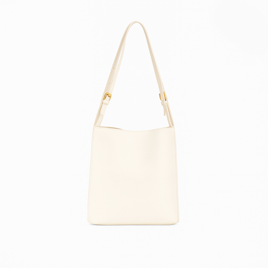 Modieuze tas met verstelbare schouderband en praktisch ritsvak binnenin.