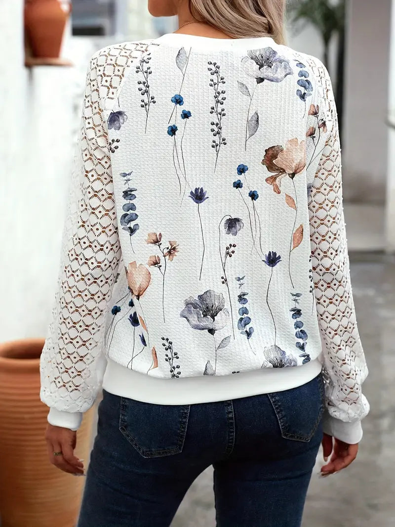 Idalia sweatshirt: elegantie en casual charme met een bloemige touch. Met een fijn bloemenmotief en kanten mouwen straalt het vrouwelijkheid en romantiek uit. Ideaal voor brunches, casual uitjes of ontspannen dagen. Comfortabele pasvorm, veelzijdig te stylen met jeans, rokken of shorts. Verkrijgbaar in wit, maten S-2XL. Voeg een tijdloze en elegante look toe aan je garderobe met Idalia. Bestel nu en geniet van stijl en comfort bij elke gelegenheid!