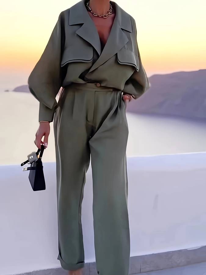 Chipo twee-delige set – stijlvol, elegant en comfortabel. Bestaat uit een top met lange mouwen en reverszakje, gecombineerd met een flatterende stretchbroek. Gemaakt van hoogwaardig polyester voor een gladde en ademende pasvorm. Perfect voor zowel professionele als casual gelegenheden. Verkrijgbaar in Groen, maten XS-2XL. Upgrade je garderobe met de veelzijdige Chipo set. Bestel nu en geniet van moeiteloze stijl en comfort!