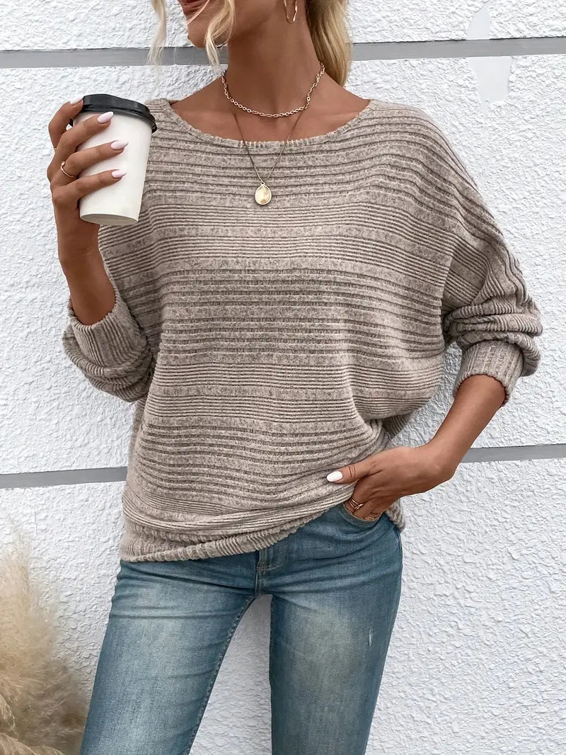 Abena is een stijlvolle gestreepte trui met een comfortabele, relaxte pasvorm. Ideaal voor casual dagen, koffieafspraken of ontspannen momenten thuis. Het tijdloze ontwerp en de subtiele strepen maken het eenvoudig te combineren met jeans, rokken of broeken. Gemaakt van zachte, ademende stof voor optimaal draagcomfort. Verkrijgbaar in khaki en beige, maten S-3XL. Upgrade je garderobe met Abena en geniet van casual elegantie en moeiteloze stijl. Bestel nu!