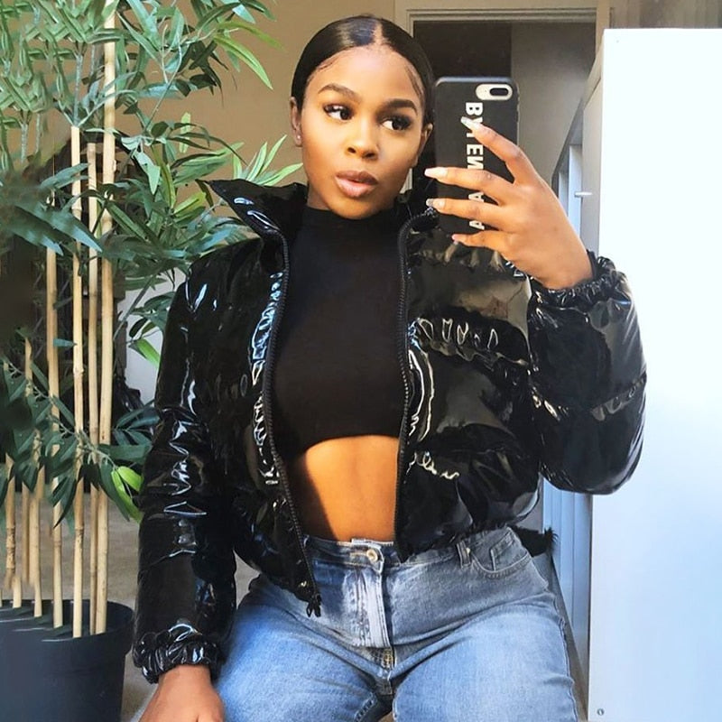 Awiti glanzende cropped pufferjas met PU-leren afwerking voor een gedurfde en moderne look. Deze lichtgewicht jas biedt warmte zonder in te leveren op stijl, perfect voor een edgy wintergarderobe. Verkrijgbaar in zwart, neon groen, roze, rood en geel, maten XS-2XL. De cropped pasvorm en opvallende kleuren maken het een echte statement piece. Upgrade je winterstijl met Awiti en straal zelfvertrouwen uit. Bestel nu en maak een modieuze indruk.