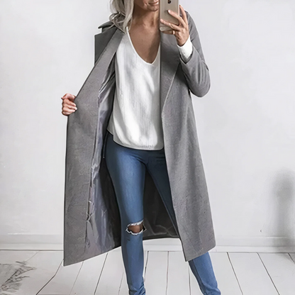 De Amethyst trenchcoat biedt tijdloze verfijning en winterse elegantie. Met een lange, getailleerde pasvorm en veelzijdige kleuren tilt deze jas elke outfit naar een hoger niveau. Ideaal voor casual uitstapjes, werkdagen en buitenwandelingen, terwijl je warm en comfortabel blijft. Verkrijgbaar in khaki, rood, zwart en grijs, maten S-4XL. Voeg stijl en warmte toe aan je wintergarderobe met de Amethyst. Bestel nu en blijf chic tijdens koude dagen!