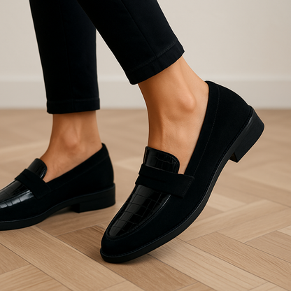 zwart loafers in suede met croc-print op de wreef