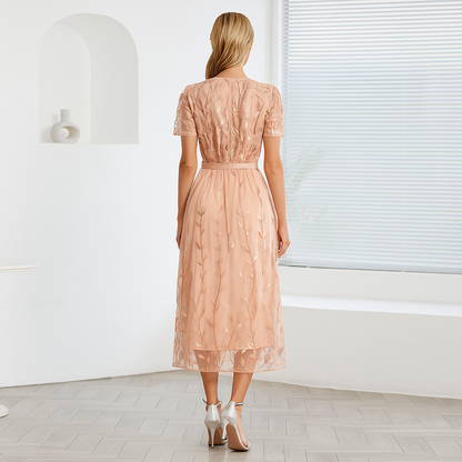 Khansile is een elegante midi-jurk met pailletten, ontworpen om te stralen bij elke stap. Met een flatterende V-hals, korte mouwen en een luchtige polyester stof biedt deze jurk het perfecte evenwicht tussen comfort en glamour. Ideaal voor cocktailparty's, formele evenementen en avondjes uit. Verkrijgbaar in roze, maten S-XL. Voeg een vleugje luxe toe aan je garderobe en straal met zelfvertrouwen. Bestel nu en geniet van een stijlvolle, sprankelende look!