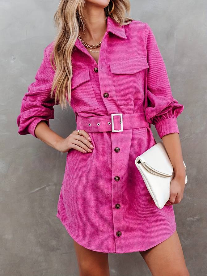 Flona mini-jurk: elegante jurk met lange mouwen, knoopsluiting en bijpassende riem voor een flatterende pasvorm. Gemaakt van hoogwaardige polyester corduroy stof voor een luxueuze textuur en tijdloze stijl. Perfect voor casual en semi-formele gelegenheden. Verkrijgbaar in Groen, Oranje en Roze, in maten XS t/m 2XL. Combineer stijl en comfort met de veelzijdige Flona jurk. Bestel nu en voeg een vleugje elegantie toe aan je garderobe!