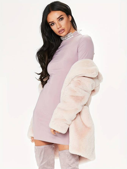 Milena winterjas: stijlvolle jas met fluffy textuur, klassieke knoopsluiting en lange mouwen voor extra warmte. Gemaakt van hoogwaardig polyester voor comfort en duurzaamheid. Perfect voor chique winterdagen en een tijdloze, elegante uitstraling. Verkrijgbaar in Roze en Rood, in maten S t/m 2XL. Combineer warmte en verfijning met de Milena jas, een must-have voor je wintergarderobe. Bestel nu en straal in stijl tijdens koude dagen!