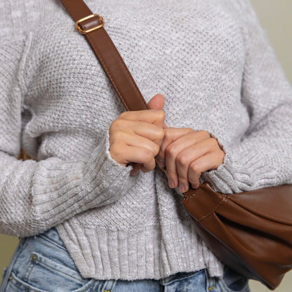 Vereenvoudigde crossbody met zachte lijnen en praktische vorm – ideaal voor minimalistische garderobe.