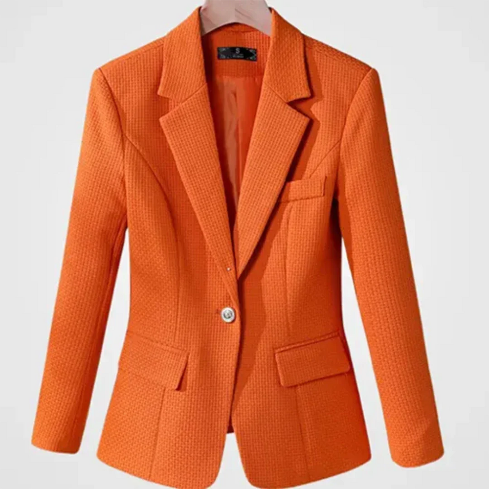Ontdek de Magnolia blazer, een stijlvolle must-have met een getailleerde pasvorm en moderne snit. Perfect voor zakelijke meetings en smart casual uitjes. Verkrijgbaar in zwart, groen en oranje, maten S-4XL. Deze blazer combineert elegantie en veelzijdigheid voor elke gelegenheid. Verhoog je stijl met de Magnolia en straal zelfvertrouwen uit. Bestel nu en voeg een tijdloze klassieker toe aan je garderobe!
