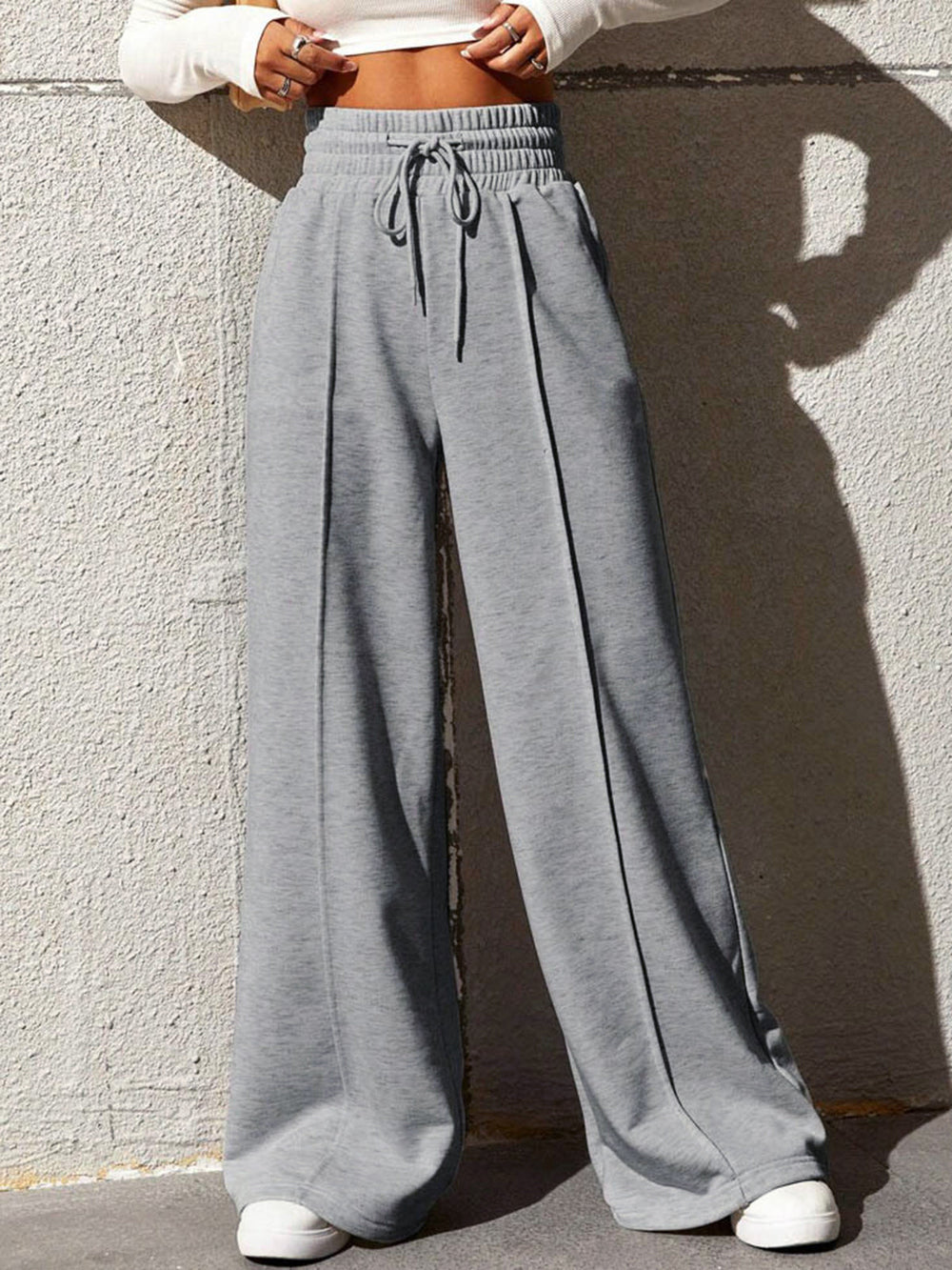 Hiltje stijlvolle sweatpants met trendy strepen, een brede elastische tailleband en wijde pijpen voor ultiem comfort en bewegingsvrijheid. Gemaakt van lichtgewicht polyester voor een luchtig en ontspannen gevoel, perfect voor warme zomerdagen. Ideaal voor casual uitstapjes of loungen thuis. Verkrijgbaar in grijs en zwart, in maten S-2XL. Stijlvol, veelzijdig en comfortabel. Bestel nu en upgrade je zomergarderobe met deze must-have sweatpants!