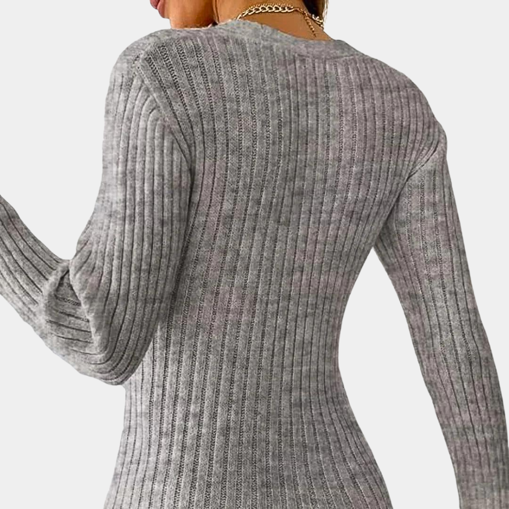 Maikena V-neck sweater – stijlvol, comfortabel en trendy. Met een flatterende V-hals en modieus criss-cross detail voor een elegante touch. De zachte mix van polyester en kasjmier zorgt voor ultiem draagcomfort en een luxe gevoel. Perfect voor zowel casual als chique outfits. Verkrijgbaar in Grijs, Wit, Beige, Zwart en Bruin, maten XS-2XL. Upgrade je garderobe met de Maikena sweater. Bestel nu en ervaar de perfecte mix van mode en comfort!