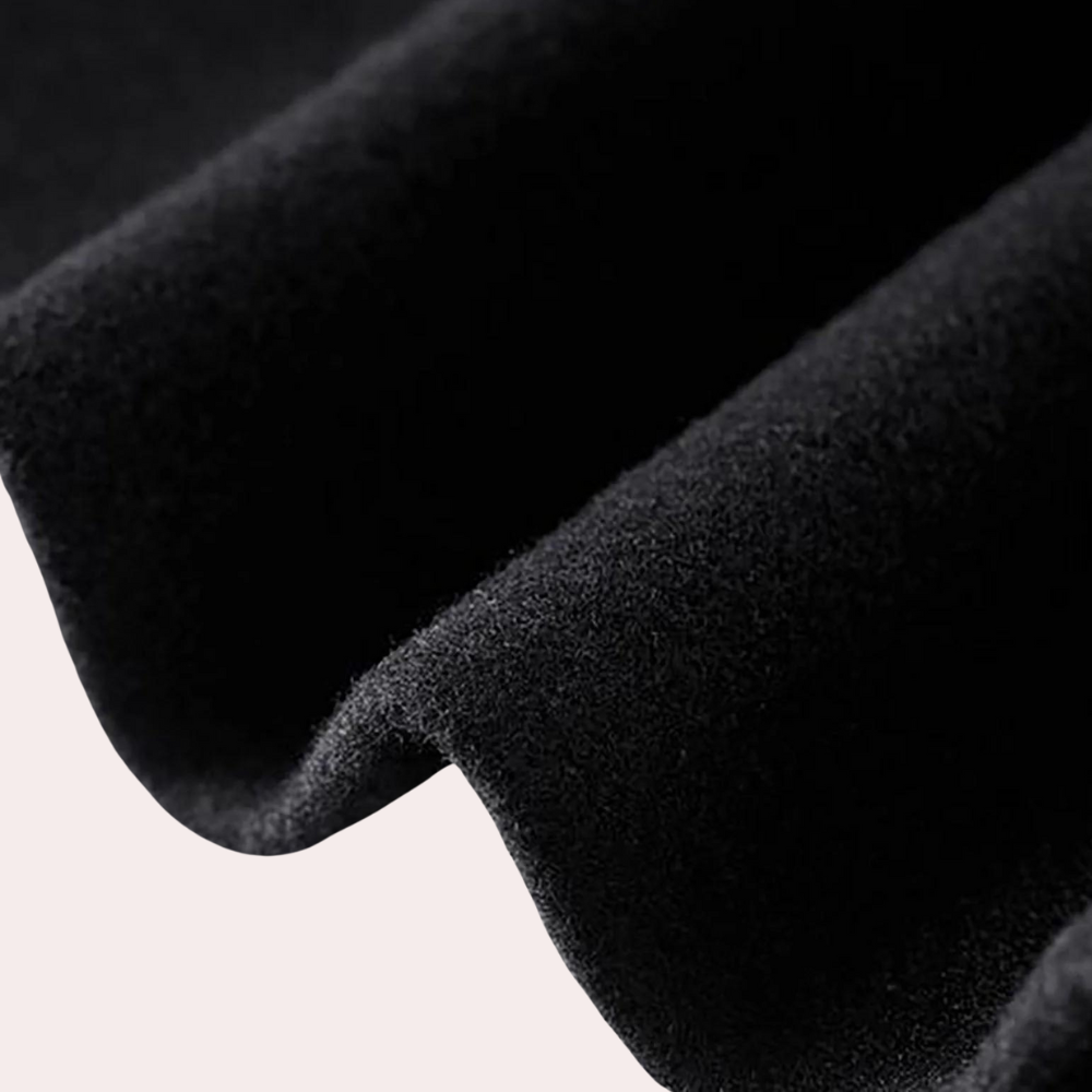 De Zaira winterjas combineert tijdloze elegantie met verfijnde warmte. Met een getailleerd silhouet, hoog opstaande kraag en gestructureerd ontwerp biedt deze jas stijl en comfort voor elke gelegenheid. Perfect voor formele bijeenkomsten, casual uitjes en dagelijks gebruik. Verkrijgbaar in zwart, grijs en geel, maten S-3XL. Voeg een vleugje klasse en warmte toe aan je garderobe met de Zaira. Bestel nu en blijf stijlvol en knus tijdens koude dagen!