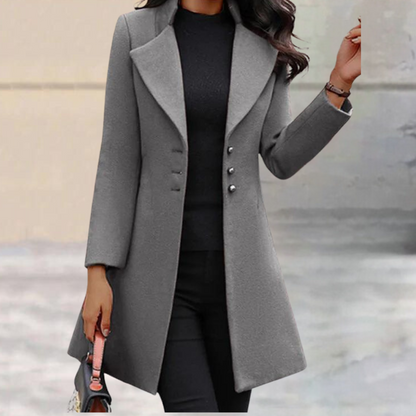 De Zaira winterjas combineert tijdloze elegantie met verfijnde warmte. Met een getailleerd silhouet, hoog opstaande kraag en gestructureerd ontwerp biedt deze jas stijl en comfort voor elke gelegenheid. Perfect voor formele bijeenkomsten, casual uitjes en dagelijks gebruik. Verkrijgbaar in zwart, grijs en geel, maten S-3XL. Voeg een vleugje klasse en warmte toe aan je garderobe met de Zaira. Bestel nu en blijf stijlvol en knus tijdens koude dagen!