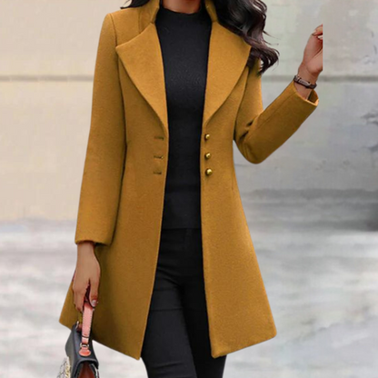 De Zaira winterjas combineert tijdloze elegantie met verfijnde warmte. Met een getailleerd silhouet, hoog opstaande kraag en gestructureerd ontwerp biedt deze jas stijl en comfort voor elke gelegenheid. Perfect voor formele bijeenkomsten, casual uitjes en dagelijks gebruik. Verkrijgbaar in zwart, grijs en geel, maten S-3XL. Voeg een vleugje klasse en warmte toe aan je garderobe met de Zaira. Bestel nu en blijf stijlvol en knus tijdens koude dagen!