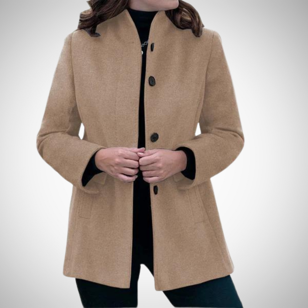 Carissa Winterjas - Elegante wollen jas met staande kraag, praktische zakken en knoopsluiting, perfect voor koude dagen. Biedt stijlvolle warmte met duurzame polyester en is verkrijgbaar in blauw, khaki, lichtblauw, bruin, wit en zwart. Verkrijgbaar in maten XS-2XL. Combineer klassieke elegantie met winterse functionaliteit. Bestel nu de Carissa jas en blijf warm in stijl!