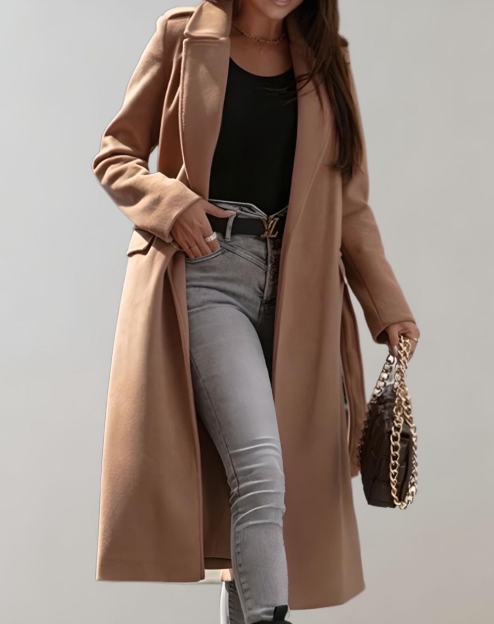 Jellie oversized jas – warme luxe en moeiteloze stijl. Met een ruime pasvorm en zacht polyester biedt deze jas ultiem comfort en een flatterend silhouet. Perfect voor laagjes op frisse dagen, boodschappen doen of een chique winterlook. Verkrijgbaar in khaki, auburn, wit en zwart, in maten S-XL. Een veelzijdige must-have voor je garderobe. Bestel nu en ervaar de perfecte combinatie van warmte en elegantie!