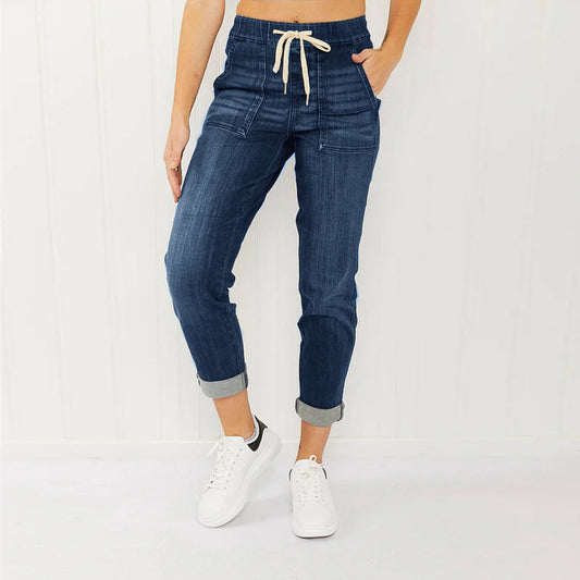 Narcissa jeans: tijdloze high-waisted jeans met relaxed-fit, rechte pijpen en een vleugje stretch voor ultiem comfort en een flatterend silhouet. Gemaakt van zacht, ademend katoen, perfect voor casual uitjes en dagelijkse looks. Verkrijgbaar in donkerblauw en lichtblauw, in maten XS t/m 3XL. Combineer comfort, stijl en veelzijdigheid met de Narcissa jeans. Bestel nu en upgrade je denimcollectie met deze must-have klassieker!