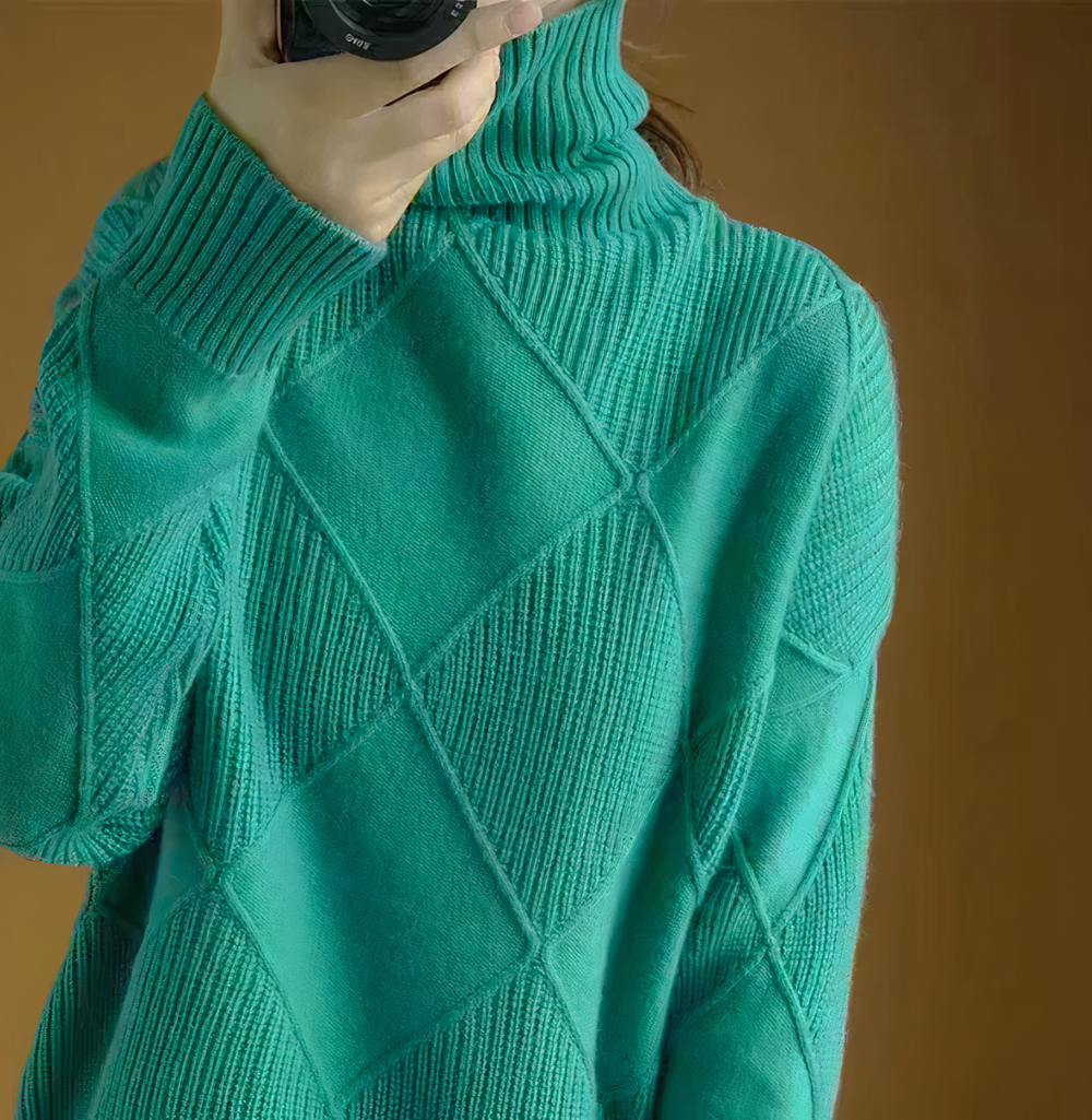 Lulama sweater – stijlvol, warm en comfortabel. Met een elegant ruitpatroon en een snug turtleneck biedt deze trui de perfecte mix van trendy en tijdloze stijl. De rekbare polyester-spandex mix zorgt voor een comfortabele pasvorm. Ideaal voor casual en geklede looks in de koelere maanden. Verkrijgbaar in Beige, Bruin, Groen, Zwart, Grijs en Geel, maten S-2XL. Upgrade je wintergarderobe met de Lulama sweater. Bestel nu en ervaar stijl en warmte in één!