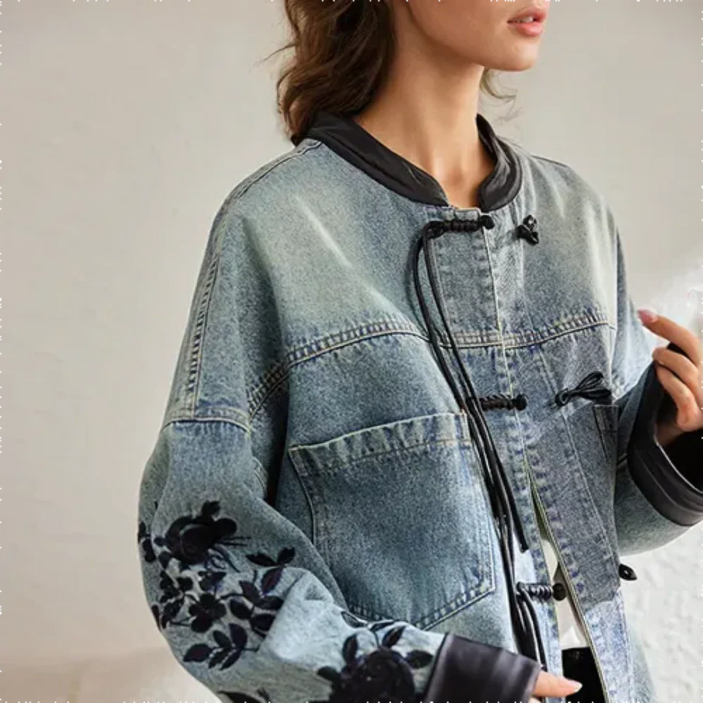 De Sabina oversized denim jas combineert vintage charme met moderne flair. Met geborduurde bloemendetails en een relaxed silhouet voegt deze jas een unieke touch toe aan elke outfit. Perfect voor casual uitjes, weekendavonturen en chique combinaties. Verkrijgbaar in blauw, maten S-XL. Voeg retro stijl en comfort toe aan je garderobe met de Sabina. Bestel nu en maak een statement met deze stijlvolle jas!
