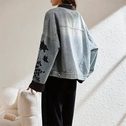 De Sabina oversized denim jas combineert vintage charme met moderne flair. Met geborduurde bloemendetails en een relaxed silhouet voegt deze jas een unieke touch toe aan elke outfit. Perfect voor casual uitjes, weekendavonturen en chique combinaties. Verkrijgbaar in blauw, maten S-XL. Voeg retro stijl en comfort toe aan je garderobe met de Sabina. Bestel nu en maak een statement met deze stijlvolle jas!