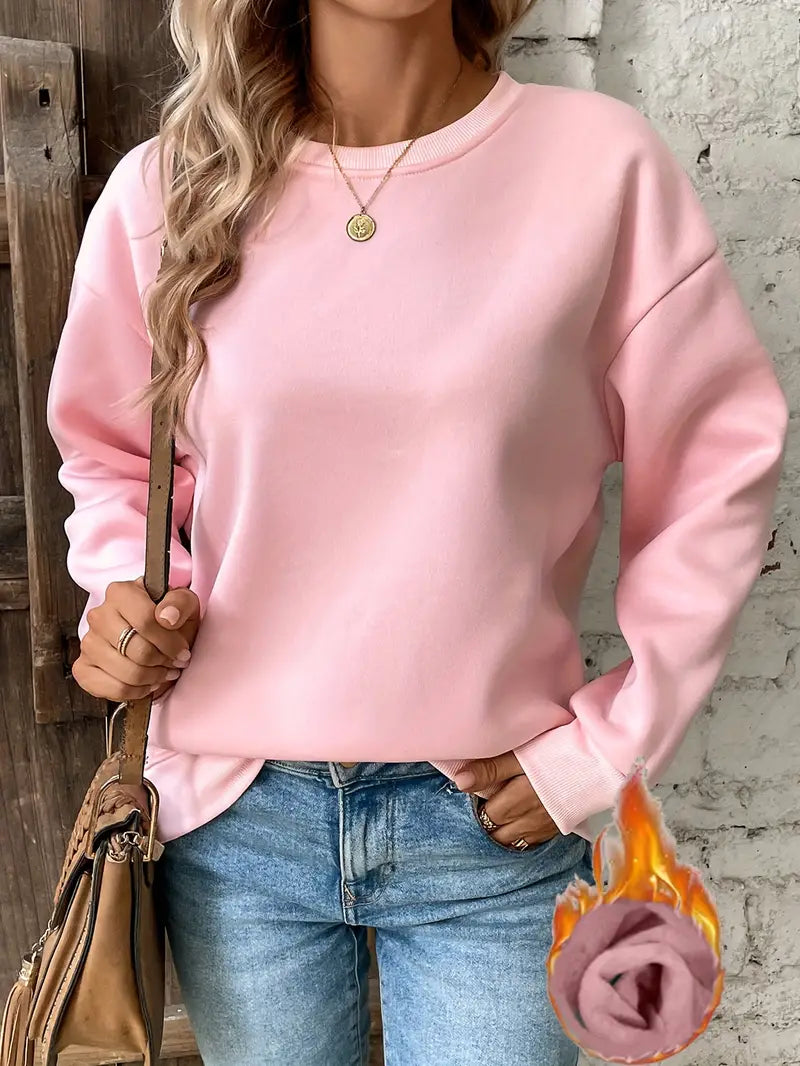 vrouw in comfortabel oversized casual sweatshirt met ronde kraag