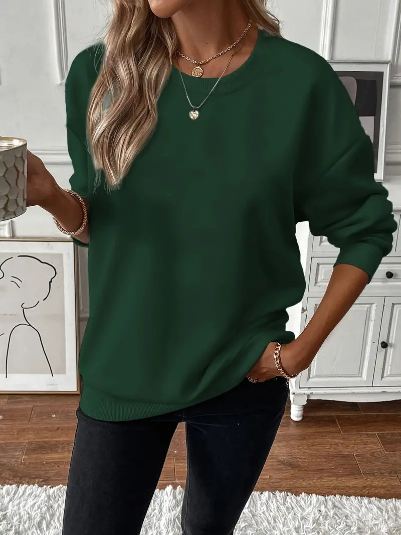 vrouw in comfortabel oversized casual sweatshirt met ronde kraag