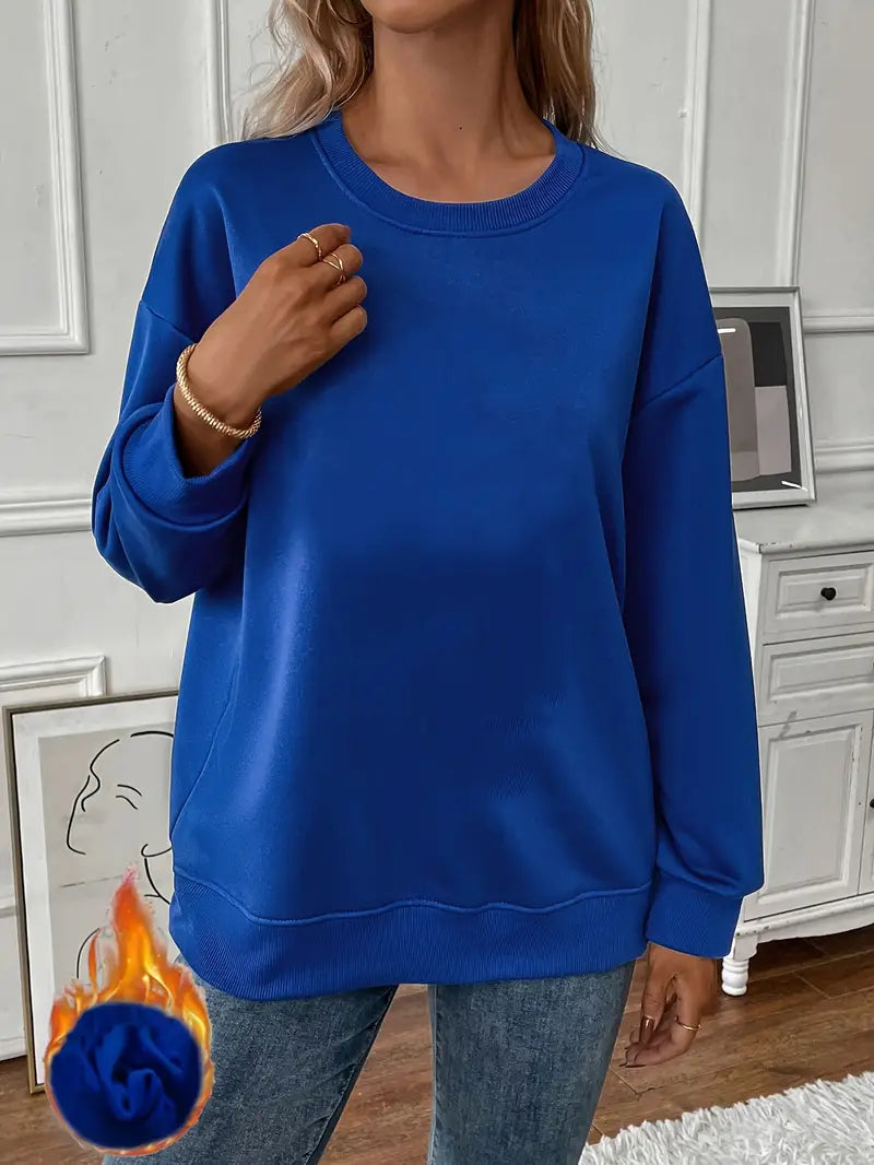 vrouw in comfortabel oversized casual sweatshirt met ronde kraag