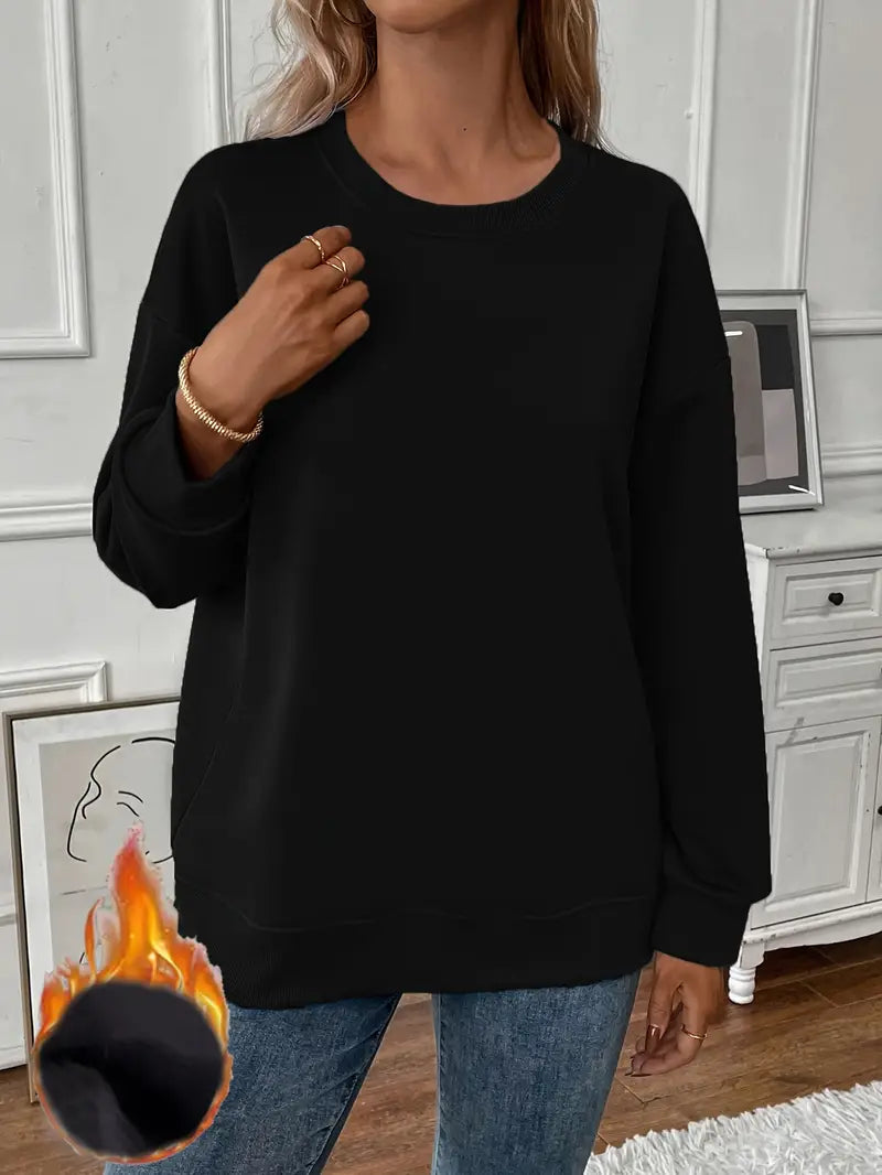 vrouw in comfortabel oversized casual sweatshirt met ronde kraag