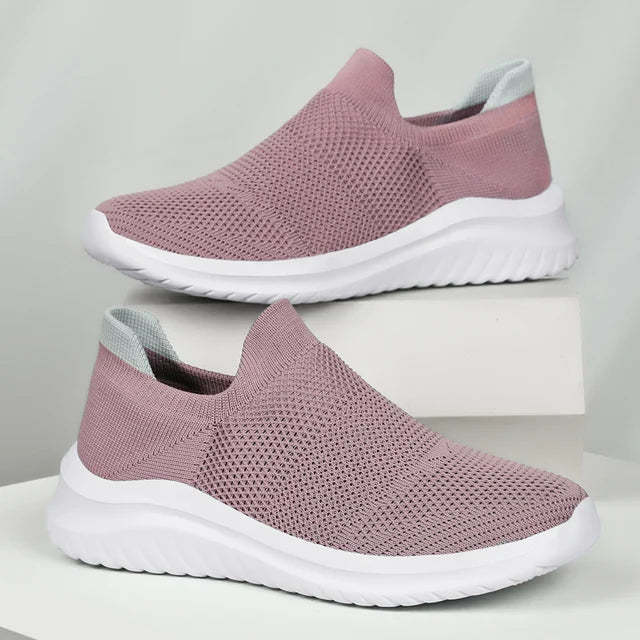 Merci is een lichtgewicht platform slip-on sneaker met een ademend mesh bovenwerk en een zachte EVA-zool voor ultiem comfort. Het trendy ontwerp voegt hoogte toe zonder in te leveren op gemak. Perfect voor casual uitjes en drukke dagen. Verkrijgbaar in zwart, grijs, paars en zwart-wit, maten 35-45. Gemakkelijk aan en uit te trekken voor een moeiteloze look. Upgrade je schoenencollectie met Merci en geniet van stijl en comfort in één. Bestel nu!