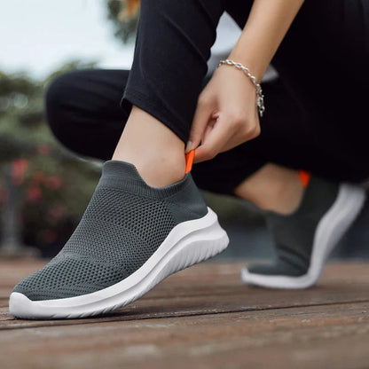 Merci is een lichtgewicht platform slip-on sneaker met een ademend mesh bovenwerk en een zachte EVA-zool voor ultiem comfort. Het trendy ontwerp voegt hoogte toe zonder in te leveren op gemak. Perfect voor casual uitjes en drukke dagen. Verkrijgbaar in zwart, grijs, paars en zwart-wit, maten 35-45. Gemakkelijk aan en uit te trekken voor een moeiteloze look. Upgrade je schoenencollectie met Merci en geniet van stijl en comfort in één. Bestel nu!