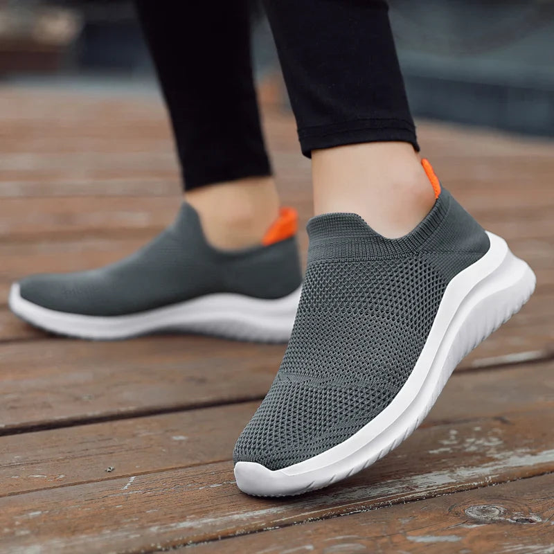 Merci is een lichtgewicht platform slip-on sneaker met een ademend mesh bovenwerk en een zachte EVA-zool voor ultiem comfort. Het trendy ontwerp voegt hoogte toe zonder in te leveren op gemak. Perfect voor casual uitjes en drukke dagen. Verkrijgbaar in zwart, grijs, paars en zwart-wit, maten 35-45. Gemakkelijk aan en uit te trekken voor een moeiteloze look. Upgrade je schoenencollectie met Merci en geniet van stijl en comfort in één. Bestel nu!