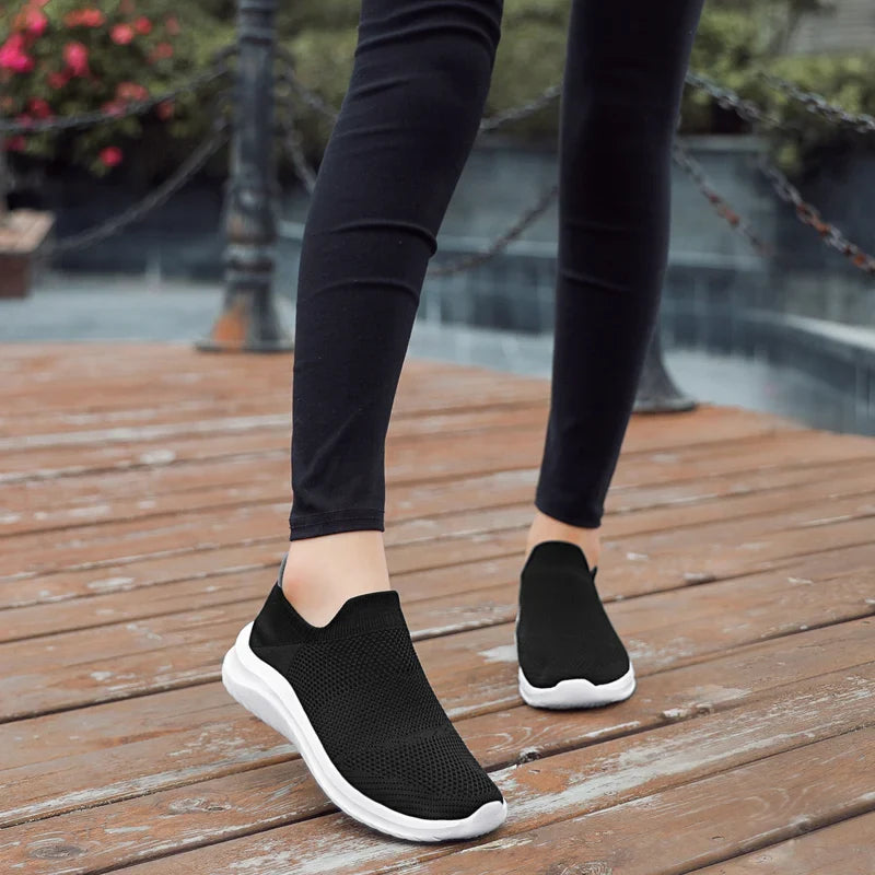 Merci is een lichtgewicht platform slip-on sneaker met een ademend mesh bovenwerk en een zachte EVA-zool voor ultiem comfort. Het trendy ontwerp voegt hoogte toe zonder in te leveren op gemak. Perfect voor casual uitjes en drukke dagen. Verkrijgbaar in zwart, grijs, paars en zwart-wit, maten 35-45. Gemakkelijk aan en uit te trekken voor een moeiteloze look. Upgrade je schoenencollectie met Merci en geniet van stijl en comfort in één. Bestel nu!