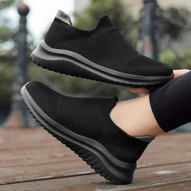 Merci is een lichtgewicht platform slip-on sneaker met een ademend mesh bovenwerk en een zachte EVA-zool voor ultiem comfort. Het trendy ontwerp voegt hoogte toe zonder in te leveren op gemak. Perfect voor casual uitjes en drukke dagen. Verkrijgbaar in zwart, grijs, paars en zwart-wit, maten 35-45. Gemakkelijk aan en uit te trekken voor een moeiteloze look. Upgrade je schoenencollectie met Merci en geniet van stijl en comfort in één. Bestel nu!