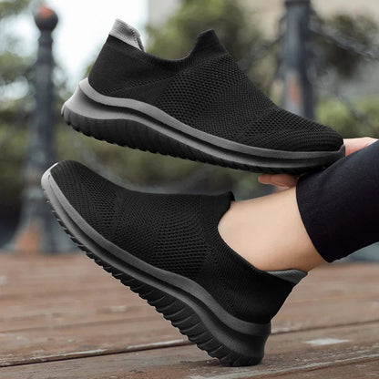 Merci is een lichtgewicht platform slip-on sneaker met een ademend mesh bovenwerk en een zachte EVA-zool voor ultiem comfort. Het trendy ontwerp voegt hoogte toe zonder in te leveren op gemak. Perfect voor casual uitjes en drukke dagen. Verkrijgbaar in zwart, grijs, paars en zwart-wit, maten 35-45. Gemakkelijk aan en uit te trekken voor een moeiteloze look. Upgrade je schoenencollectie met Merci en geniet van stijl en comfort in één. Bestel nu!