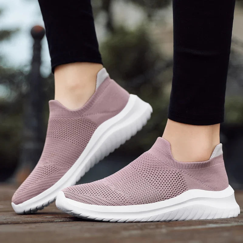 Merci is een lichtgewicht platform slip-on sneaker met een ademend mesh bovenwerk en een zachte EVA-zool voor ultiem comfort. Het trendy ontwerp voegt hoogte toe zonder in te leveren op gemak. Perfect voor casual uitjes en drukke dagen. Verkrijgbaar in zwart, grijs, paars en zwart-wit, maten 35-45. Gemakkelijk aan en uit te trekken voor een moeiteloze look. Upgrade je schoenencollectie met Merci en geniet van stijl en comfort in één. Bestel nu!