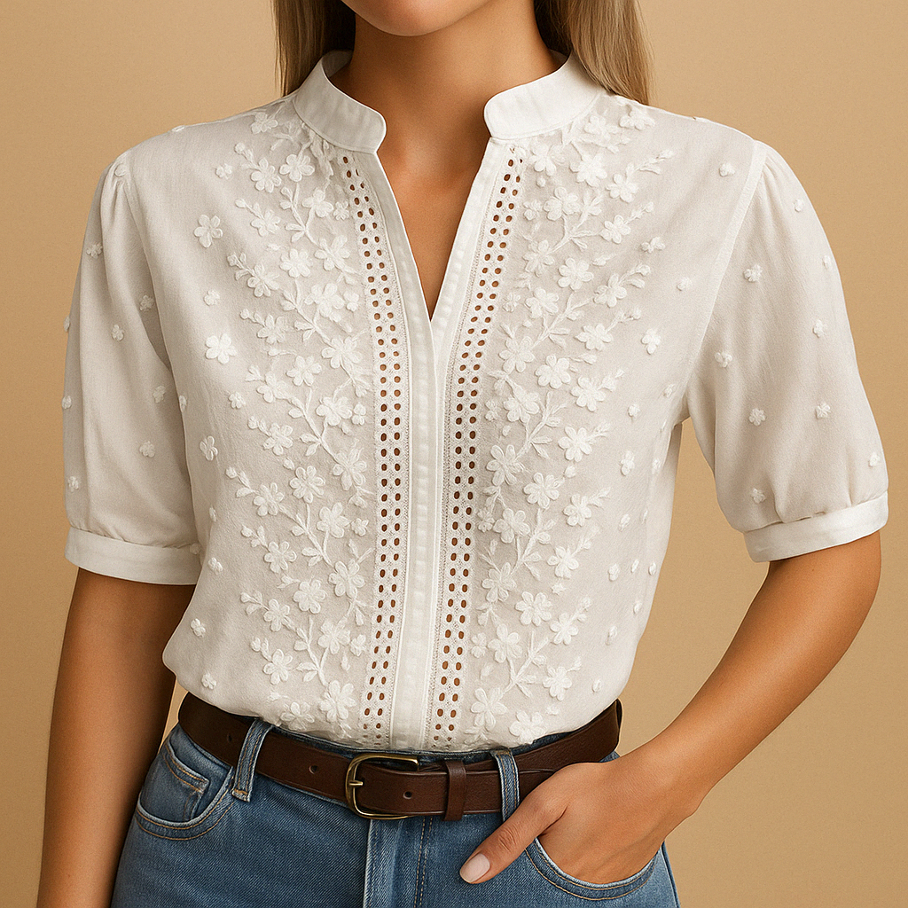 vrouw in trendy witte blouse met bloemen motief