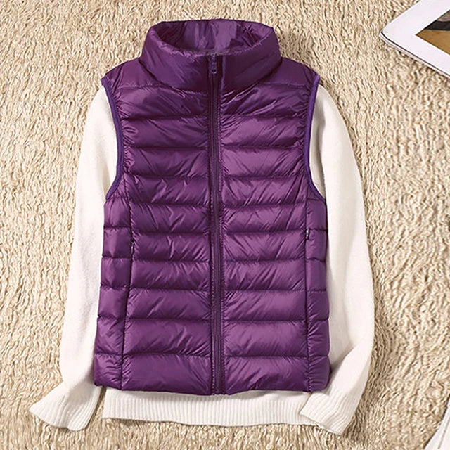 Anuli lichtgewicht mouwloze bodywarmer voor dames met winddichte bescherming en isolerende voering. Ideaal voor overgangsseizoenen, outdoor activiteiten en casual layering. Gemaakt van ademend nylon voor optimaal draagcomfort zonder extra volume. Verkrijgbaar in diverse kleuren en maten S-XL. Combineert stijl en functionaliteit voor een warme, modieuze look. Upgrade je garderobe met Anuli en geniet van comfort en bewegingsvrijheid. Bestel nu en blijf stijlvol warm.