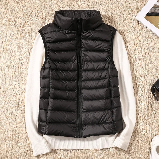 Anuli lichtgewicht mouwloze bodywarmer voor dames met winddichte bescherming en isolerende voering. Ideaal voor overgangsseizoenen, outdoor activiteiten en casual layering. Gemaakt van ademend nylon voor optimaal draagcomfort zonder extra volume. Verkrijgbaar in diverse kleuren en maten S-XL. Combineert stijl en functionaliteit voor een warme, modieuze look. Upgrade je garderobe met Anuli en geniet van comfort en bewegingsvrijheid. Bestel nu en blijf stijlvol warm.