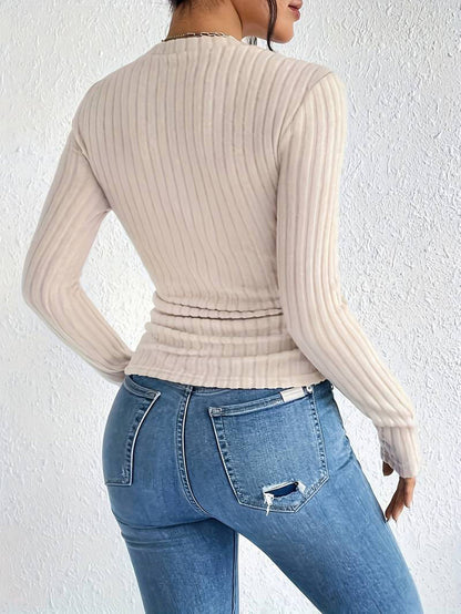 Calypso ribtrui: stijlvolle minimalistische trui met verfijnde ribtextuur en slim-fit pasvorm voor een gestroomlijnde look. Perfect voor werk, casual bijeenkomsten of avondjes uit. Veelzijdige stylingopties, combineert moeiteloos met jeans, rokken of broeken. Lichtgewicht en knus, geschikt voor elk seizoen. Verkrijgbaar in crème, maten XS-XL. Voeg tijdloze elegantie en comfort toe aan je garderobe met de Calypso. Bestel nu en upgrade je stijl moeiteloos!