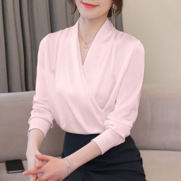 Francisca blouse – een elegante en veelzijdige blouse met een draperende crossover-halslijn en lange mouwen. Perfect voor werk, zakelijke meetings of casual outfits. De relaxte maar getailleerde pasvorm zorgt voor een comfortabele en stijlvolle uitstraling. Verkrijgbaar in crème, rood, zwart, groen, lichtroze en wit, in maten S-2XL. Bestel nu en voeg tijdloze elegantie toe aan je garderobe!