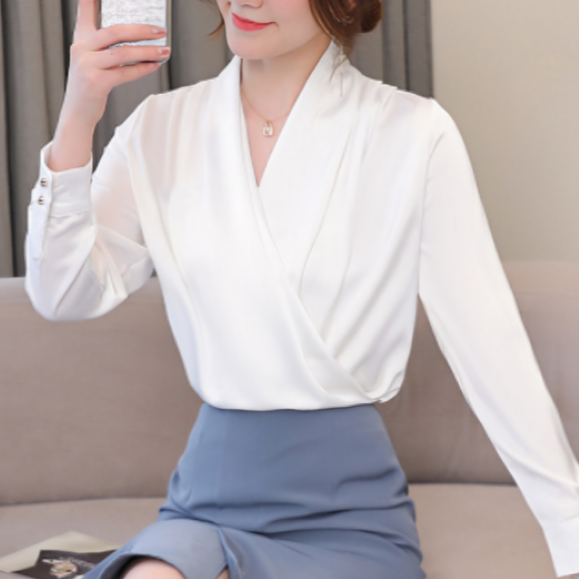 Francisca blouse – een elegante en veelzijdige blouse met een draperende crossover-halslijn en lange mouwen. Perfect voor werk, zakelijke meetings of casual outfits. De relaxte maar getailleerde pasvorm zorgt voor een comfortabele en stijlvolle uitstraling. Verkrijgbaar in crème, rood, zwart, groen, lichtroze en wit, in maten S-2XL. Bestel nu en voeg tijdloze elegantie toe aan je garderobe!