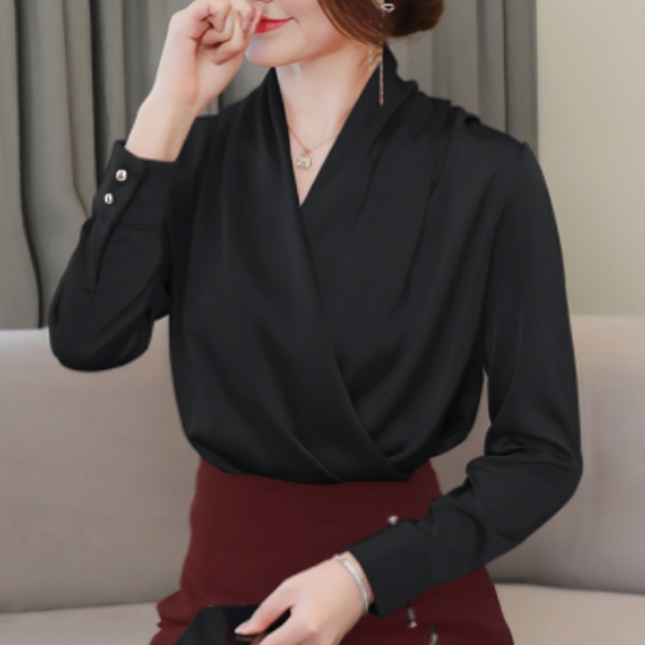 Francisca blouse – een elegante en veelzijdige blouse met een draperende crossover-halslijn en lange mouwen. Perfect voor werk, zakelijke meetings of casual outfits. De relaxte maar getailleerde pasvorm zorgt voor een comfortabele en stijlvolle uitstraling. Verkrijgbaar in crème, rood, zwart, groen, lichtroze en wit, in maten S-2XL. Bestel nu en voeg tijdloze elegantie toe aan je garderobe!