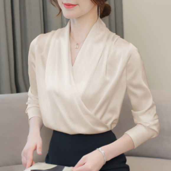 Francisca blouse – een elegante en veelzijdige blouse met een draperende crossover-halslijn en lange mouwen. Perfect voor werk, zakelijke meetings of casual outfits. De relaxte maar getailleerde pasvorm zorgt voor een comfortabele en stijlvolle uitstraling. Verkrijgbaar in crème, rood, zwart, groen, lichtroze en wit, in maten S-2XL. Bestel nu en voeg tijdloze elegantie toe aan je garderobe!
