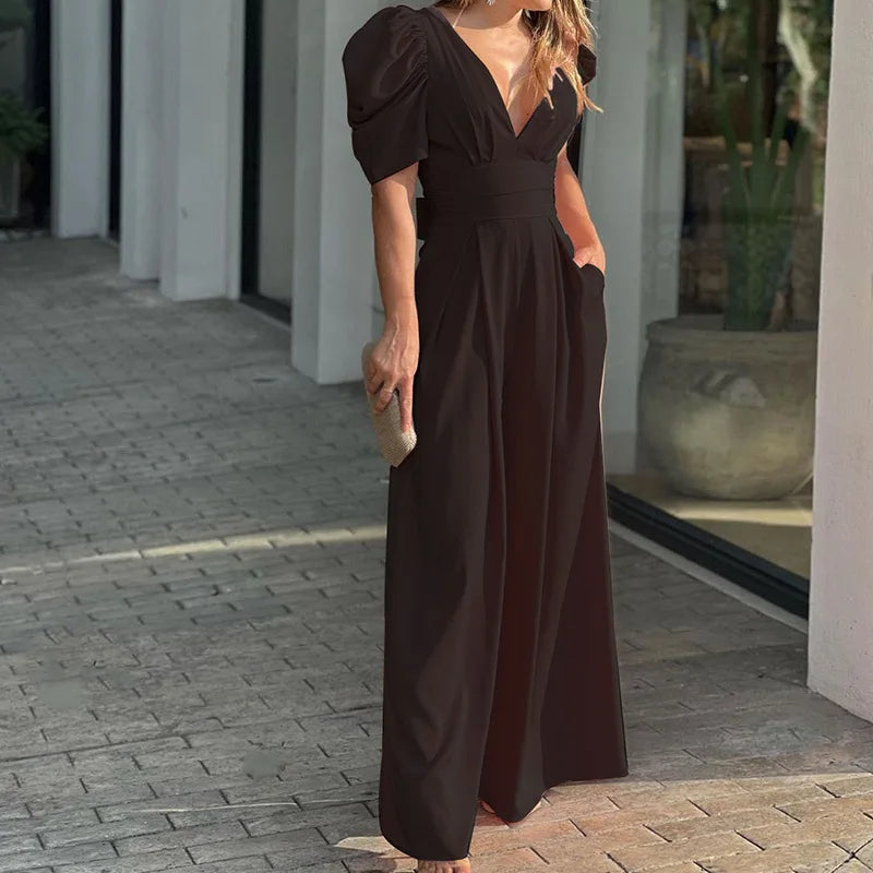 Calandra jumpsuit: elegante en veelzijdige jumpsuit met een flatterend lang silhouet, perfect voor formele en semi-formele gelegenheden zoals gala's en bruiloften. Gemaakt van hoogwaardige polyester stof voor comfort en duurzaamheid. Verkrijgbaar in Perzik, Zwart, Geel, Turkoois en Rode Roos, in maten XS t/m 3XL. Combineer tijdloze stijl en zelfverzekerde elegantie met de Calandra jumpsuit. Bestel nu en straal op elke speciale gelegenheid!